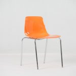 chaise métallique couleur orangé