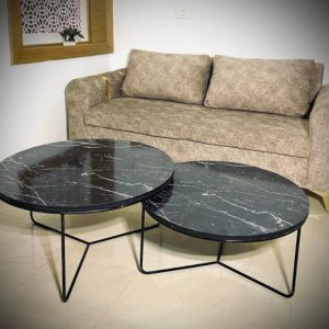 Ensemble table basse de couleur noire fabriqué en Tunisie avec une imitation de marbre un socle en fer forgé