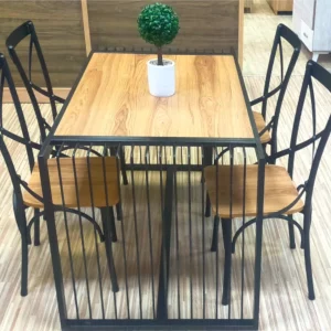 table à barreaux Berlinda avec 4 chaises Edison , noire et couleur de bois