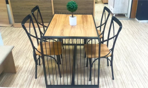 table à barreaux Berlinda avec 4 chaises Edison , noire et couleur de bois