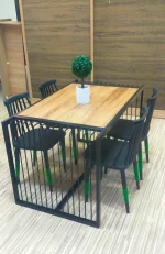 table Berlinda noire avec les 4 chaises birdy structure métallique/ bois/ polypropylène