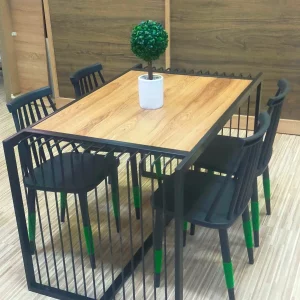 table Berlinda noire avec les 4 chaises birdy structure métallique/ bois/ polypropylène