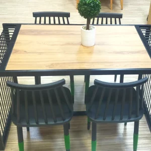 table Berlinda avec 4 chaises birdy