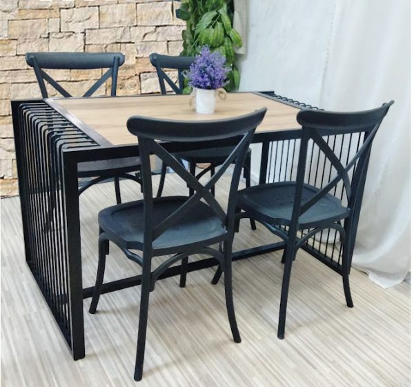 table à barreaux , avec 4 chaises Authencia en noir, plancher couleur bois