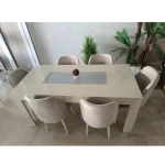 Salle à manger square avec des chaises modèle scandinave