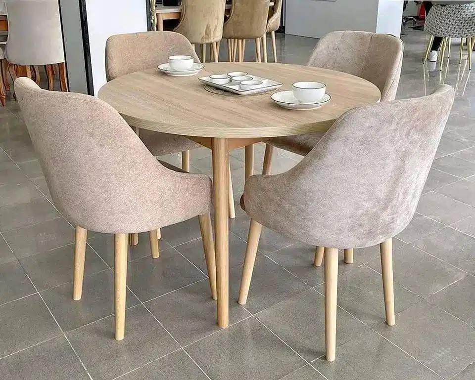 Chaise en bois massif et tissu beige pour une salle à manger nordique