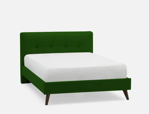 Un lit de couleur vert roi de 2 places qui est un lit capitonné ou un lit rembourré