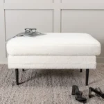 Un pouf modèle bouclette en blanc imitation laine de mouton 70 x 70 fabriqué en Tunisie