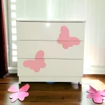 Commode avec trois tiroirs en promotion