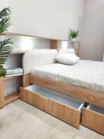 chambre à coucher avec 4 tiroirs
